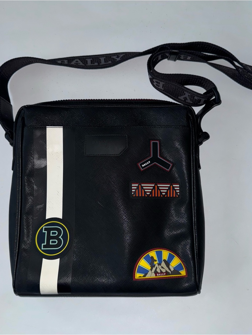 Bally Switzerland Men’s Leisure Leather Shoulder Bag Embossed Inserts Messenger